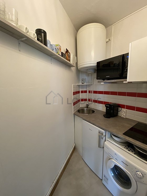 Belle cuisine de 2m² avec du carrelage au sol