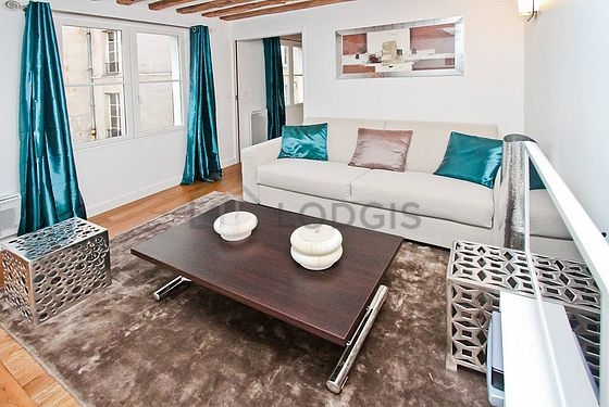 Salon de 12m² avec du parquet au sol