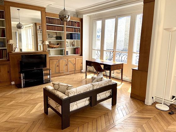Jolie bibliothèque calme et très claire avec du parquet au sol