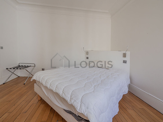 Chambre avec fenêtres donnant sur cour