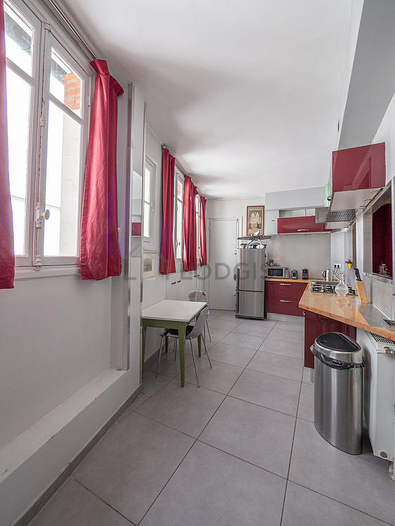 Belle cuisine avec du carrelage au sol