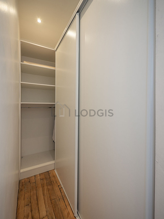 Dressing muni de : penderie