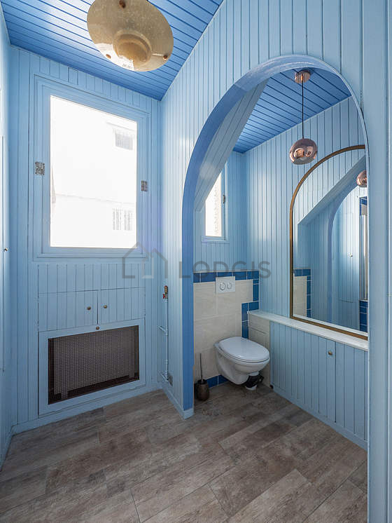 Belle salle de bain très claire avec du carrelage au sol