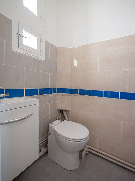 Toilettes indépendantes de la salle d'eau