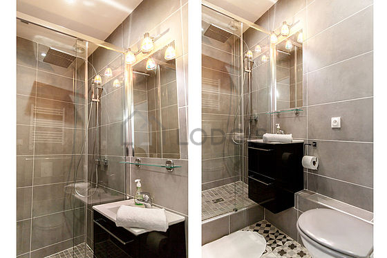 Agréable salle de bain très claire avec du carrelage au sol