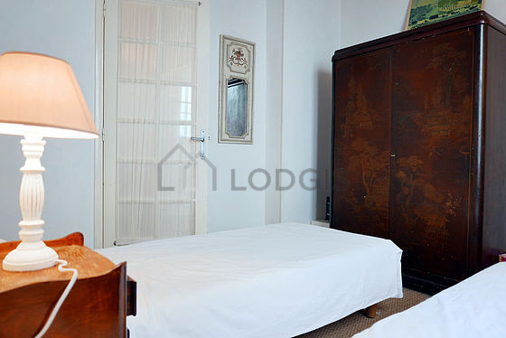 Quiet bedroom for 2 persons equipped with 2 bed(s) of 80cm