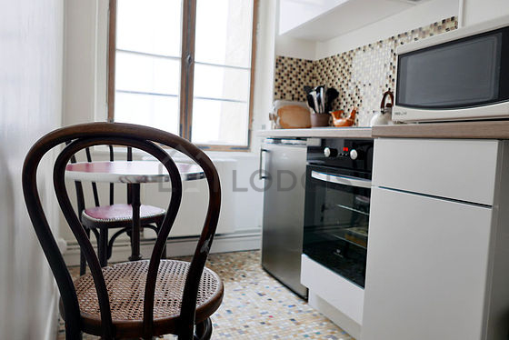 Cuisine équipée de lave linge, sèche linge, réfrigerateur, freezer