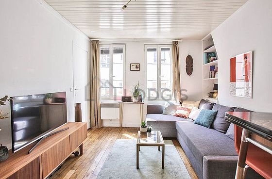 Salon avec du parquet au sol
