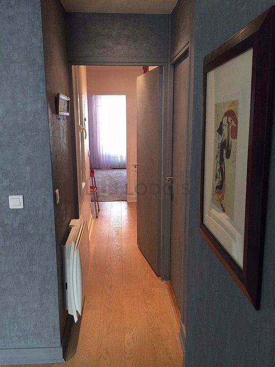 Très belle entrée avec du parquet au sol et équipée de 1 chaise(s)