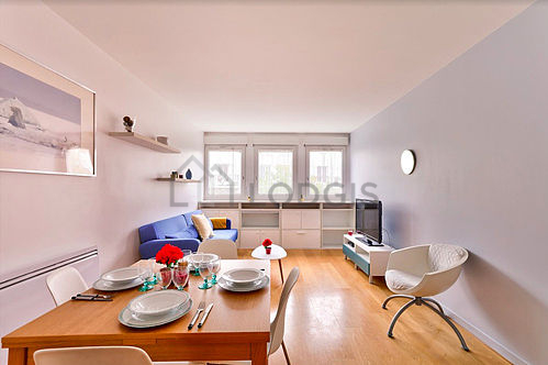 Large living room of 20m² with wooden floor