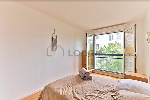 Chambre avec fenêtres double vitrage
