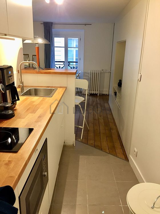 Cuisine équipée de lave linge, réfrigerateur, freezer, vaisselle