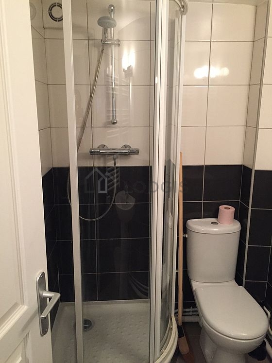 Salle de bain équipée de serviettes de bain