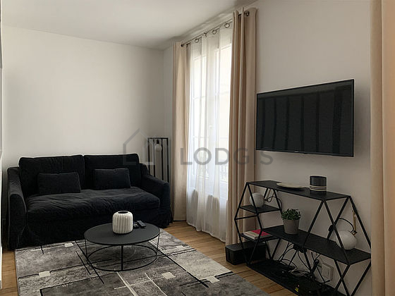 Salon avec du parquet au sol
