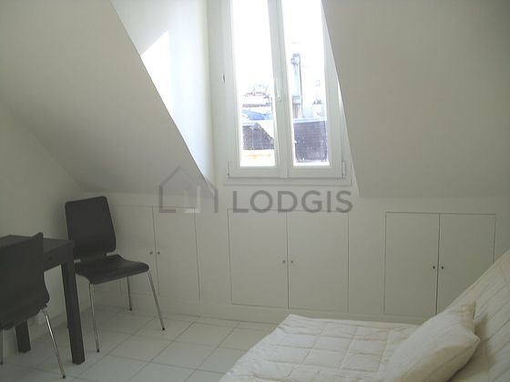 Séjour très calme équipé de 1 canapé(s) lit(s) de 140cm, télé, penderie, placard