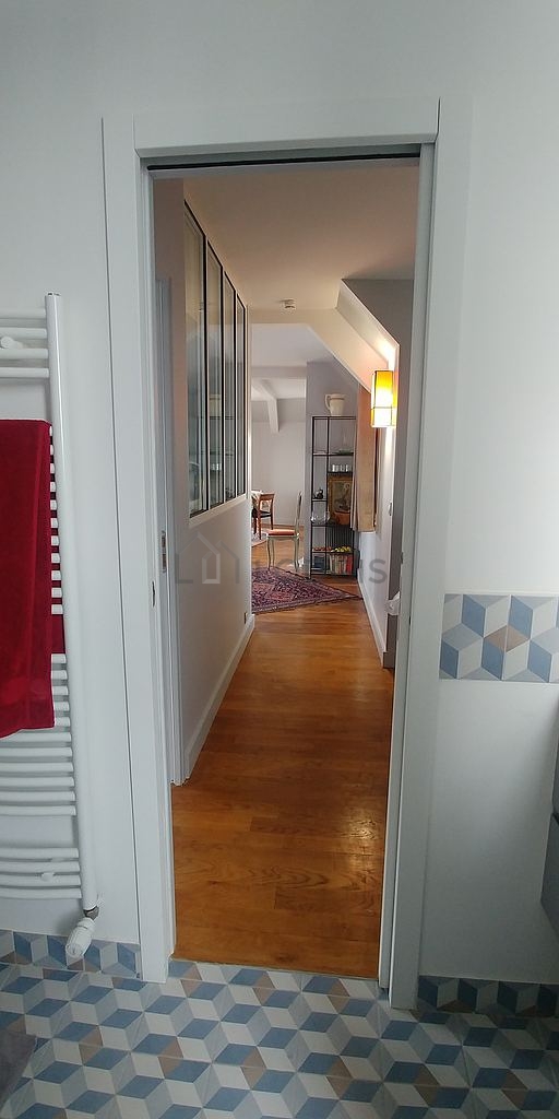 Entrance equipped with washing machine