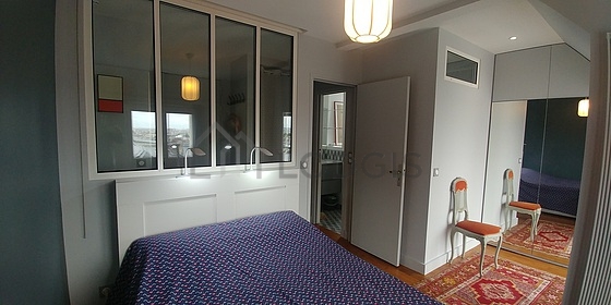 Chambre avec du parquet au sol