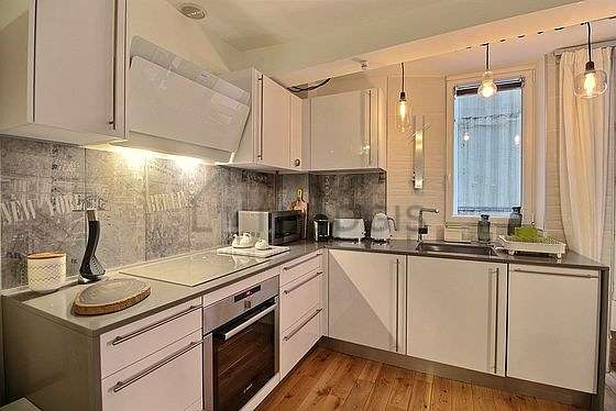 Kitchen equipped with dryer, refrigerator, crockery