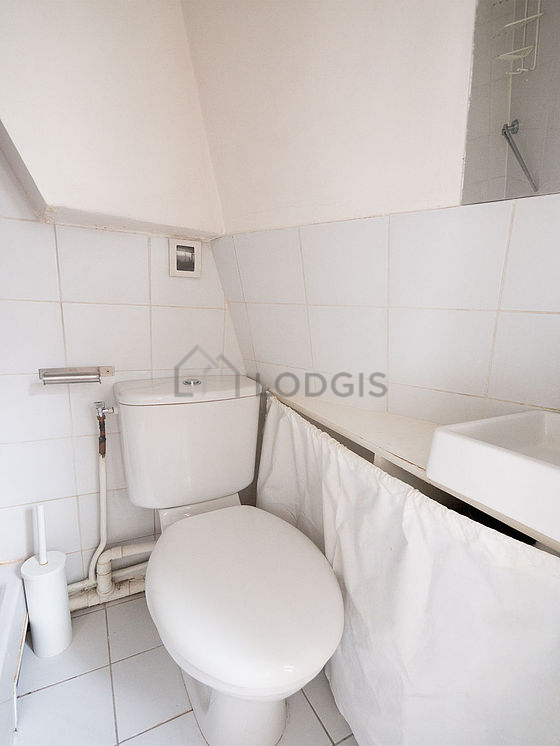 Salle de bain équipée de douche séparée