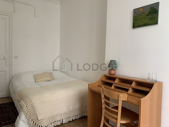 Chambre avec du parquet au sol