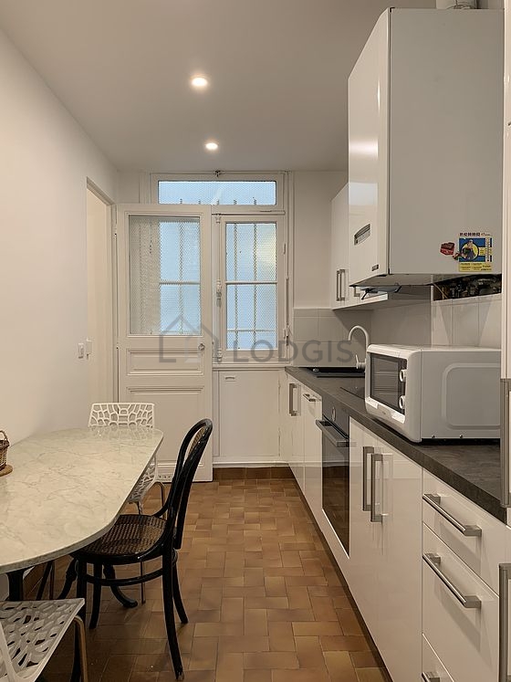 Cuisine équipée de lave vaisselle, plaques de cuisson, réfrigerateur, hotte