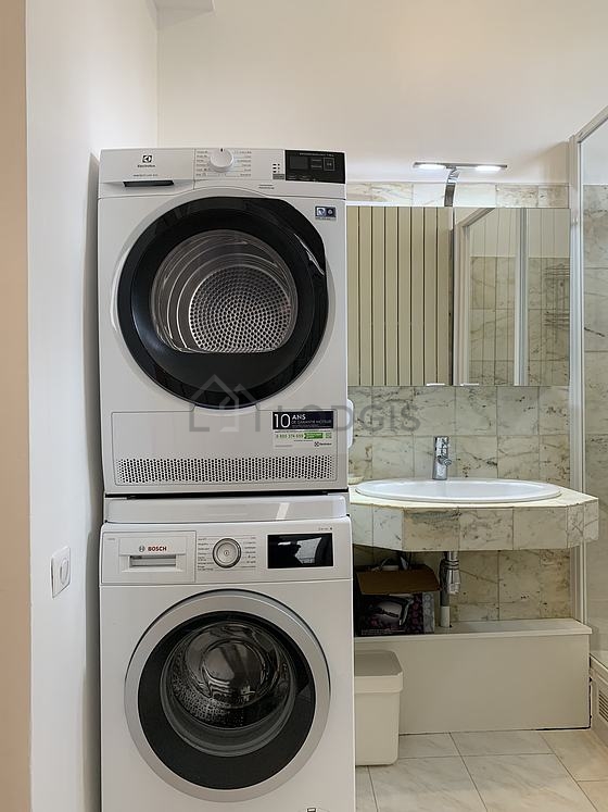 Salle de bain équipée de lave linge, sèche linge, serviettes de bain