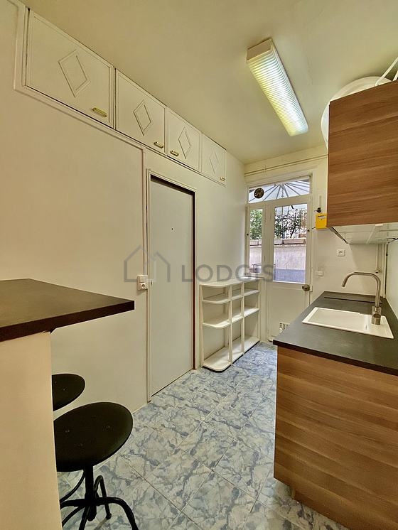 Cusine lumineuse donnant sur cour