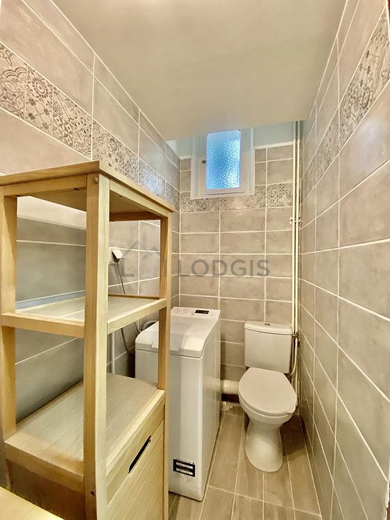 Belle salle de bain avec du carrelage au sol
