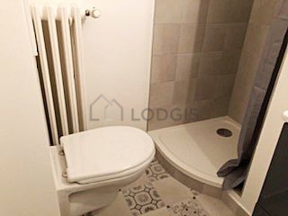 Belle salle de bain claire avec du carrelage au sol