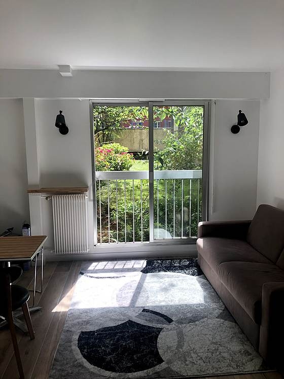 Salon de 16m² avec du parquet au sol