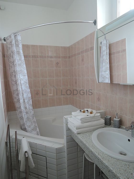 Salle de bain avec fenêtres double vitrage et du carrelage au sol