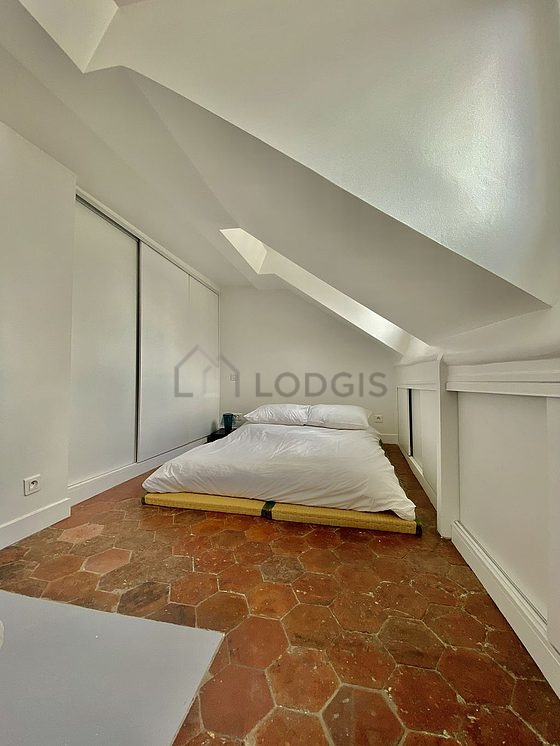 Chambre avec des tomettes au sol