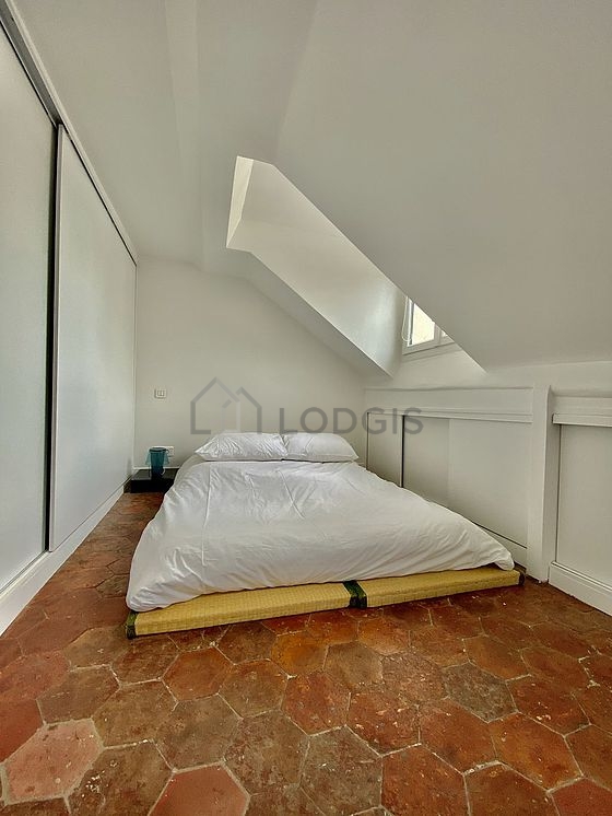 Chambre donnant sur rue