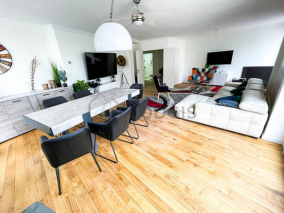Grand salon de 30m² avec du parquet au sol