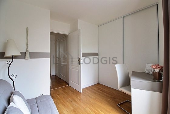 Très beau bureau avec du parquet au sol, équipé de canapé, penderie, armoire