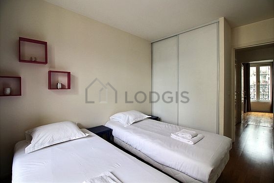 Chambre avec du parquet au sol