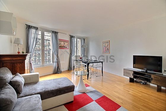 Salon avec du parquet au sol