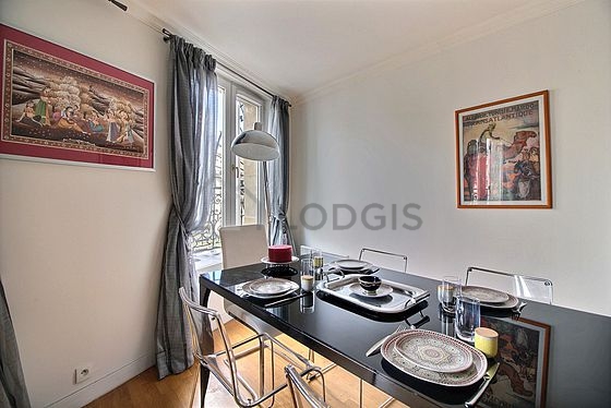 Magnifique séjour très calme et très lumineux d'un appartement à Paris