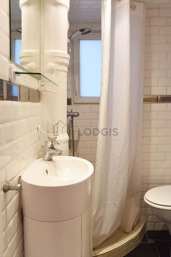 Belle salle de bain claire avec fenêtres et du carrelage au sol