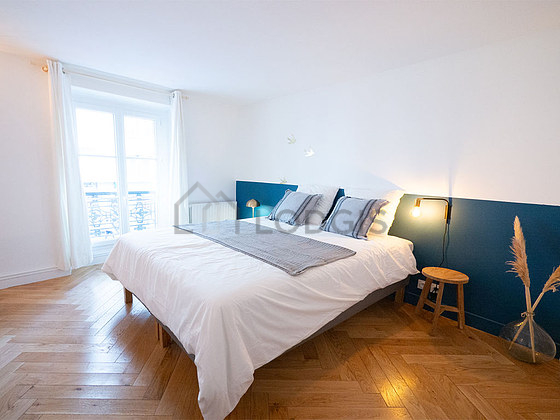 Chambre avec du parquet au sol