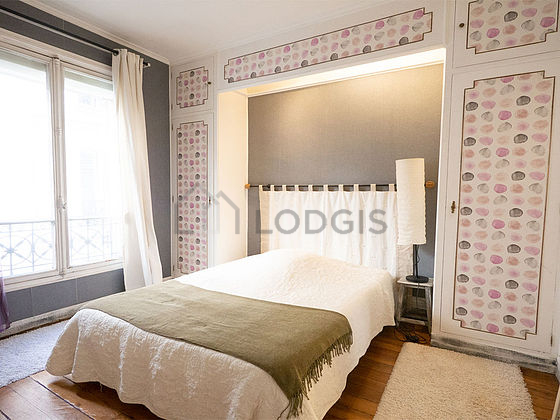 Chambre avec du parquet au sol