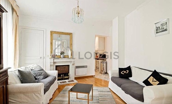 Salon avec du parquet au sol