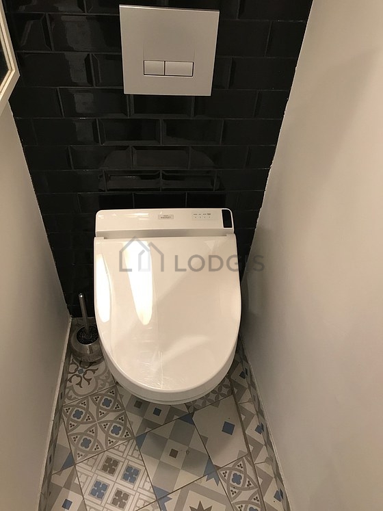 Toilettes indépendantes de la salle d'eau
