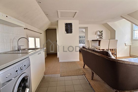 Great, very quiet and bright sitting room of an apartment in Paris