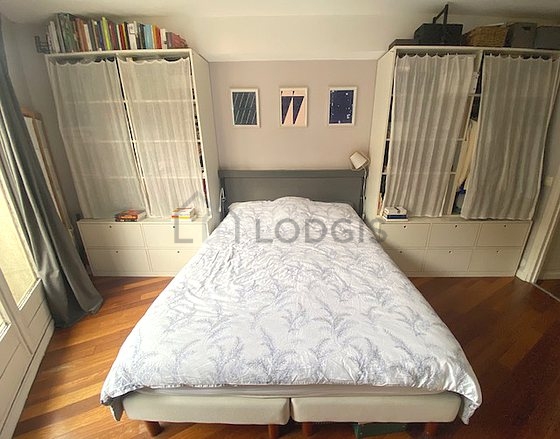Chambre lumineuse équipée de penderie, tabouret