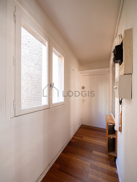 Belle entrée avec du parquet au sol