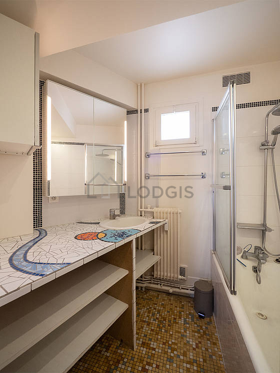 Belle salle de bain avec du carrelage au sol