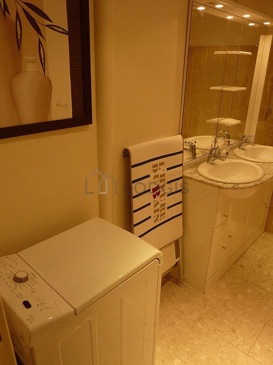 Salle de bain équipée de lave linge, serviettes de bain