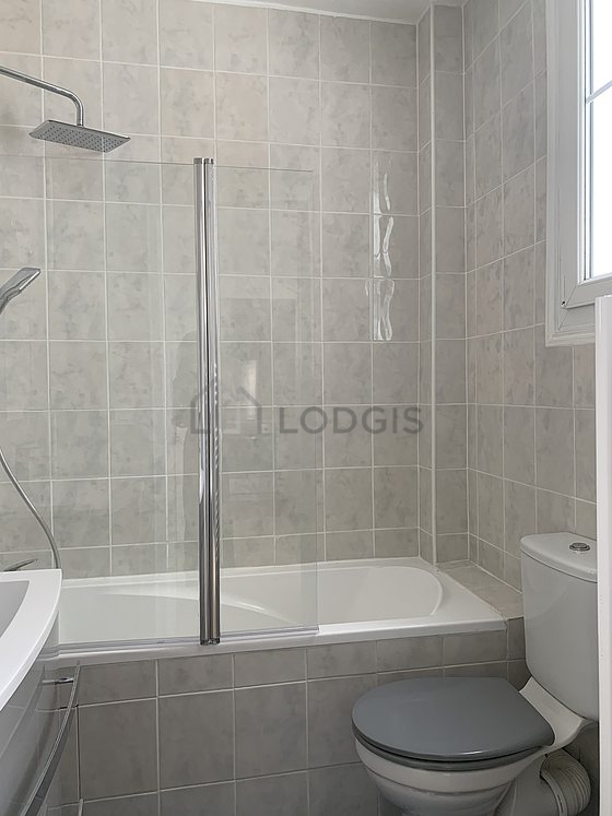 Bathroom equipped with bath towels