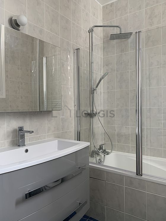 Agréable salle de bain très claire avec du carrelage au sol